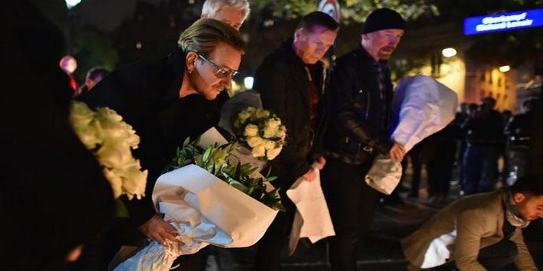 1500253bono-and-u2-bandmates-lay-flowers-at-paris-memorial-after-deadly-attacks1780x390